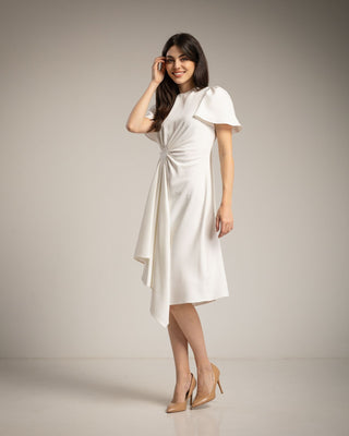 El vestido largo drapeado círculo blanco con lazada en la espalda