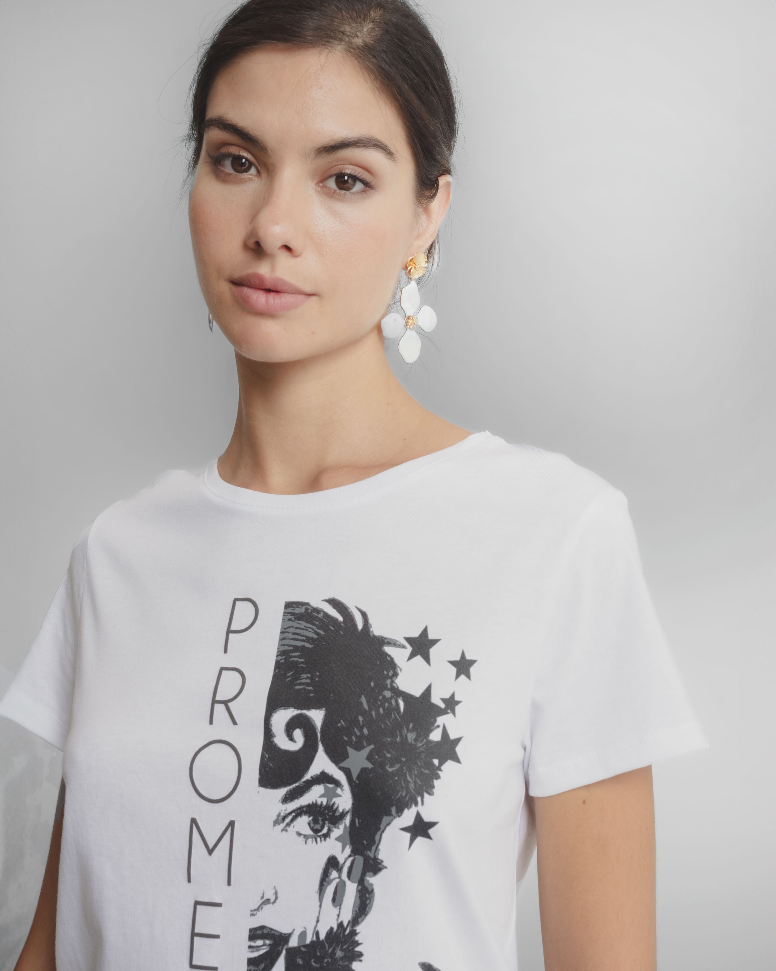 Camiseta Blanca Ilustrada Promesas Dolores Promesas